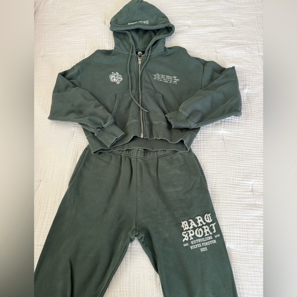 M Darc Sport
Cropped Zipped Hoodie and
Lounge Sweats
Color Norse Green